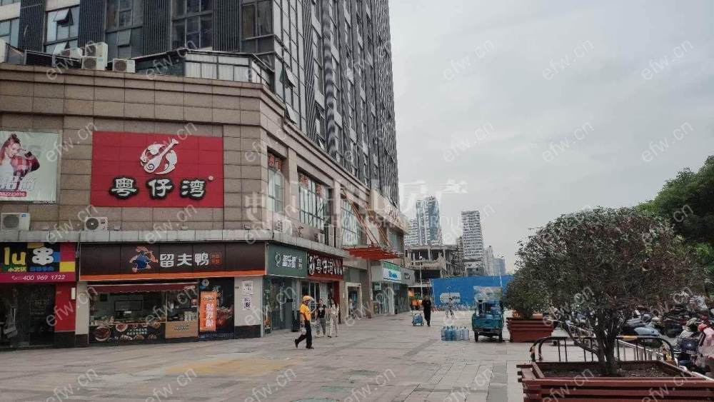 复式楼上楼下有160平左右,房东自住精装房,办公住家都可以.