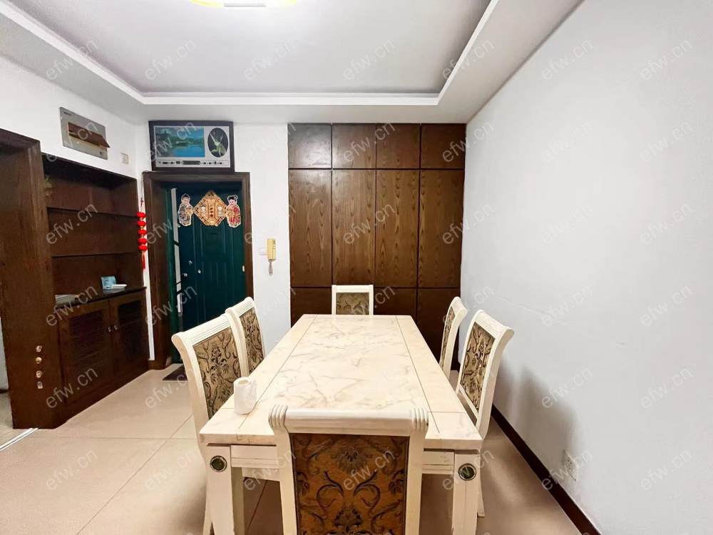 小区环境优美，地段方便，出门大润发，湖滨商业街，衣食住行方便