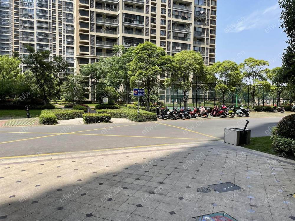 精装修，直接拎包入住，3开间朝南