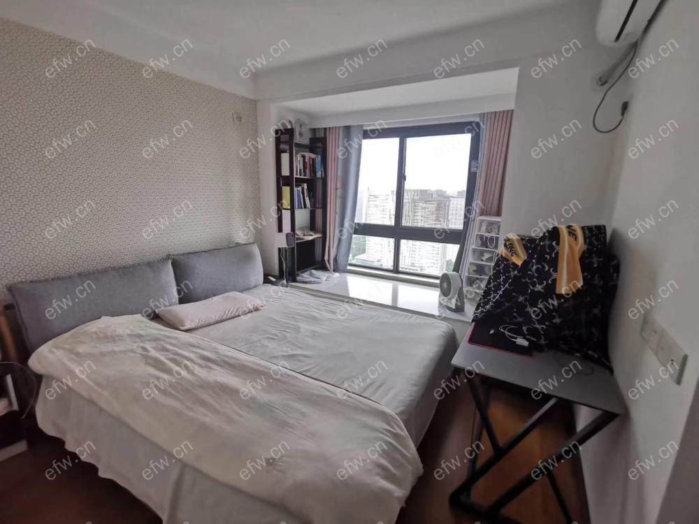 婚装全明东边户room房,village 格局工整合理
