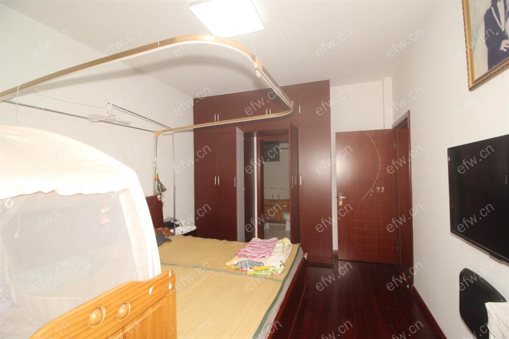 顶楼带阁楼，有露台，自住保养好