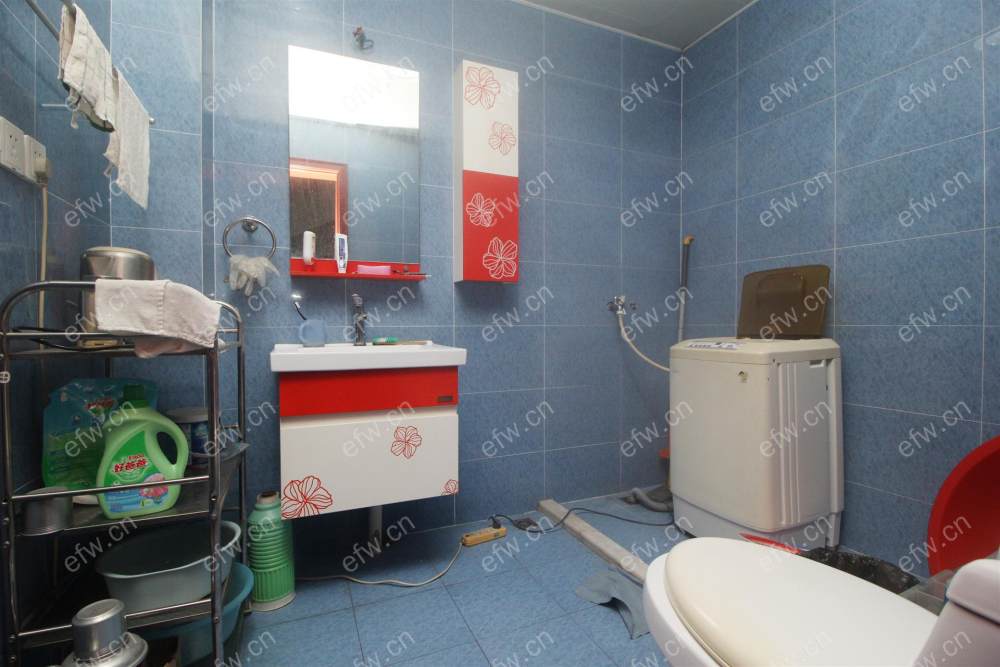顶楼带阁楼，有露台，自住保养好