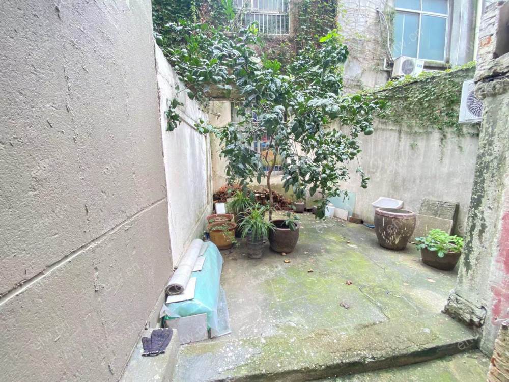 精装修两房两厅两卫生间看房方便，一楼，带大院