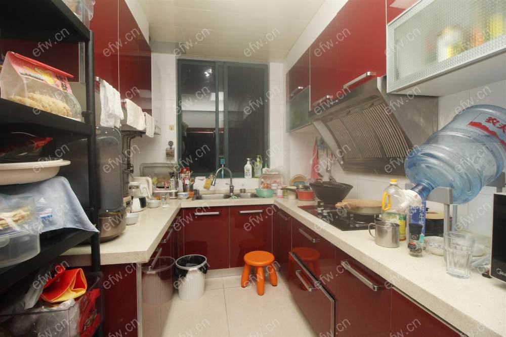 顶楼带阁楼，有露台，自住保养好
