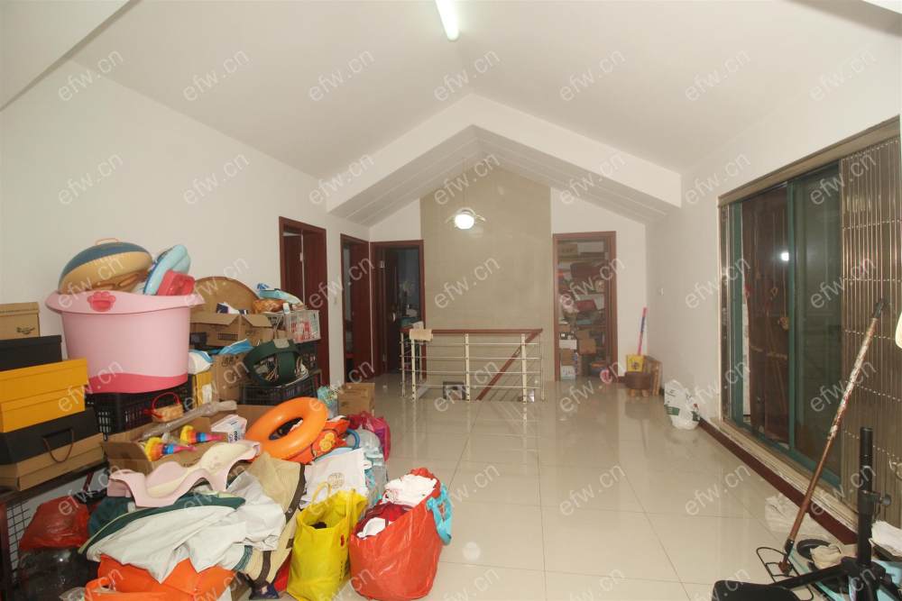 顶楼带阁楼，有露台，自住保养好