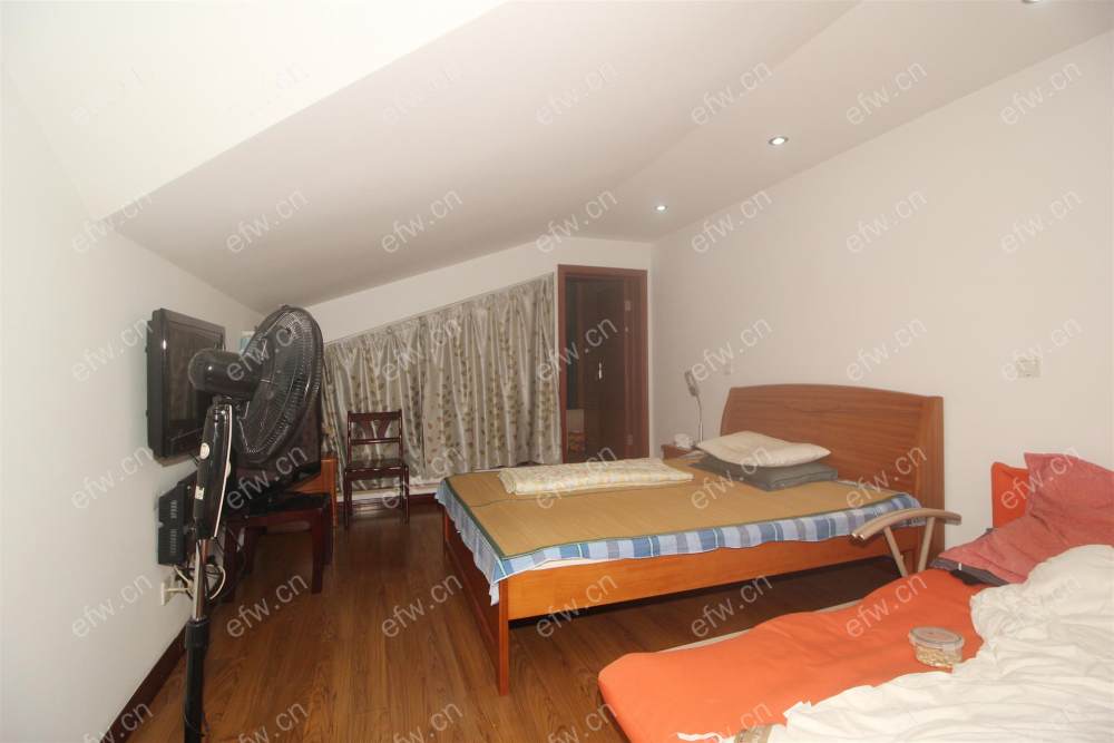 顶楼带阁楼，有露台，自住保养好