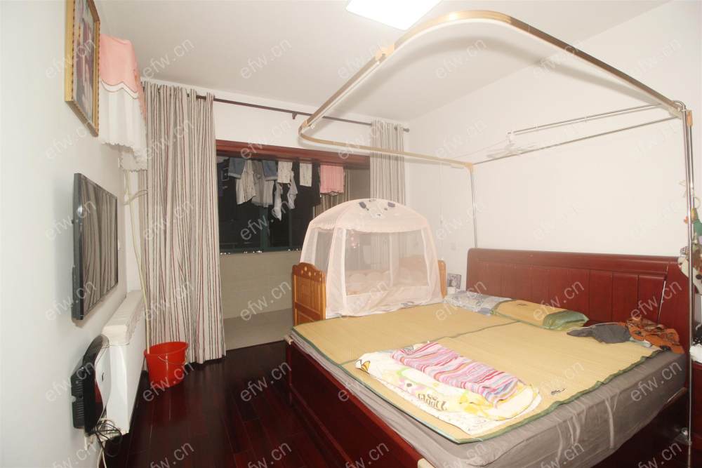 顶楼带阁楼，有露台，自住保养好