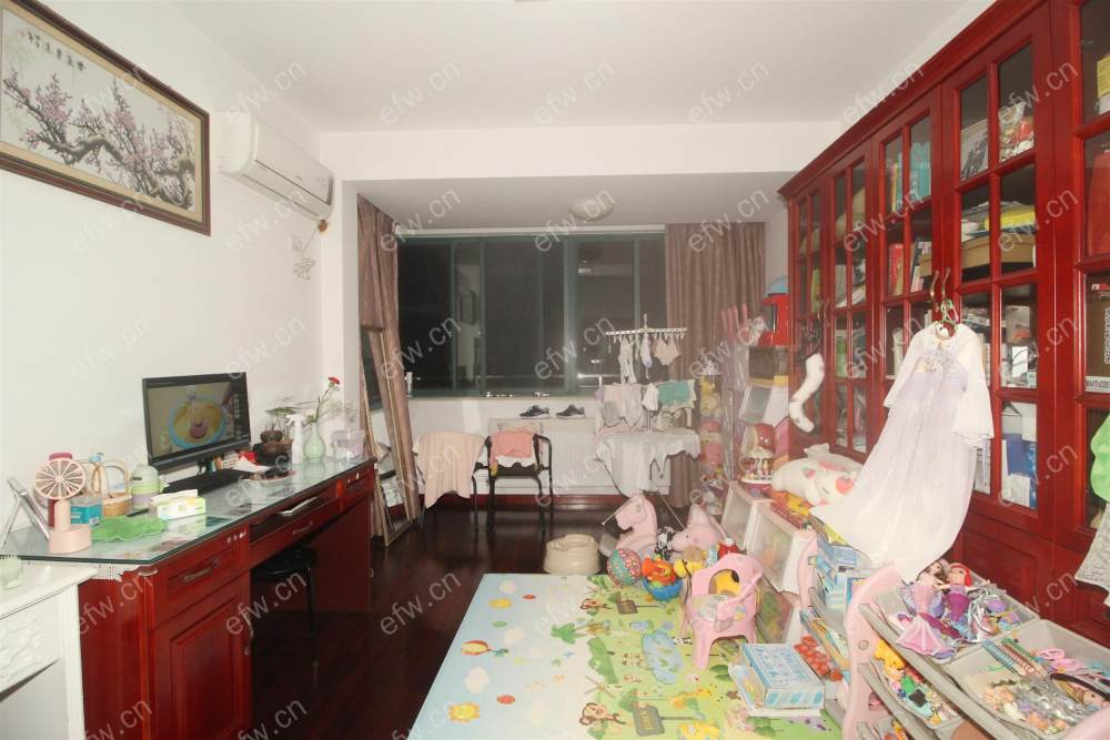 顶楼带阁楼，有露台，自住保养好