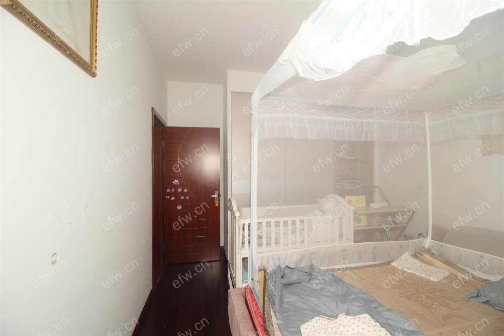 顶楼带阁楼，有露台，自住保养好