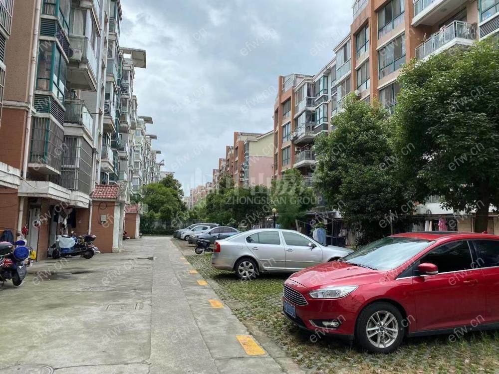 顶楼带阁楼，有露台，自住保养好