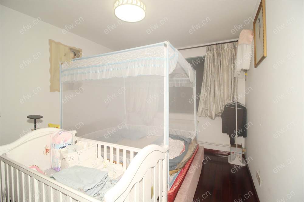 顶楼带阁楼，有露台，自住保养好