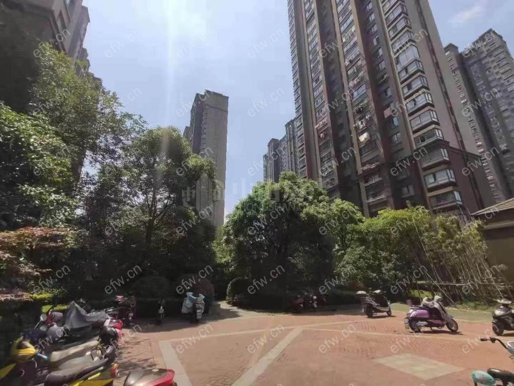婚装全明东边户room房,village 格局工整合理