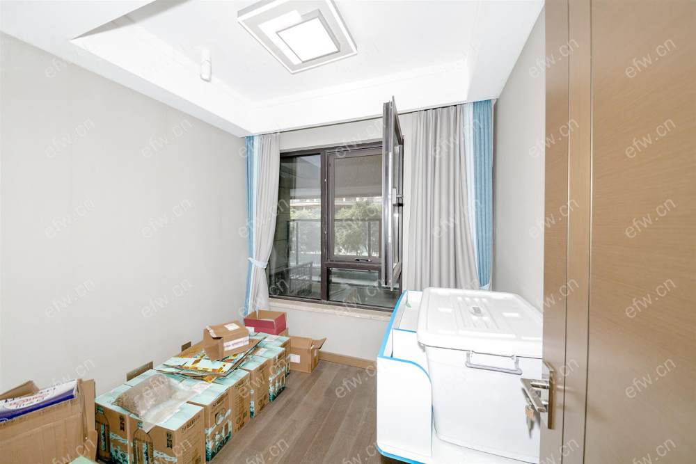 全新精装修三房  位置好 地段佳