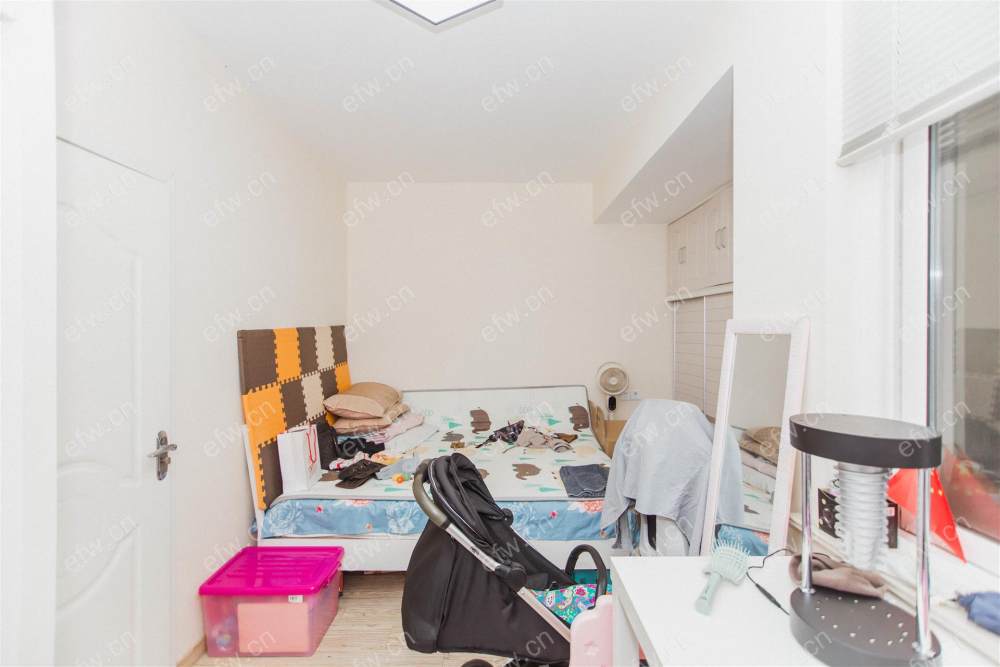 婚装全明东边户room房,village 格局工整合理