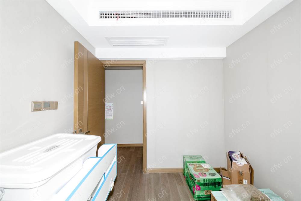 全新精装修三房  位置好 地段佳