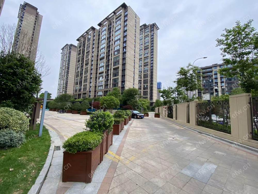 全新精装修三房  位置好 地段佳