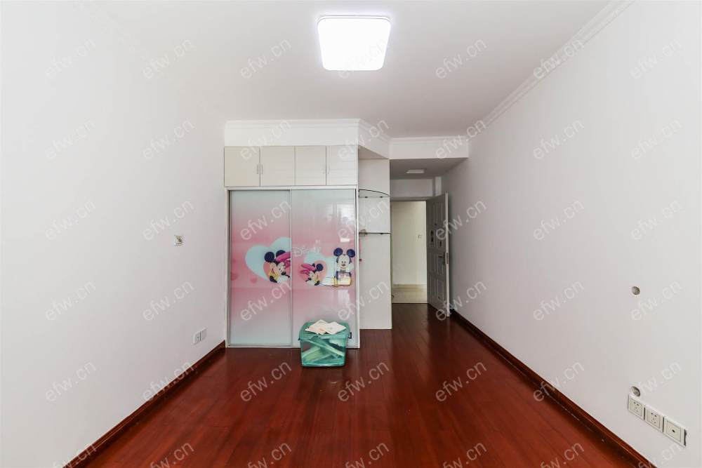 看房提前打电话    目前没人住