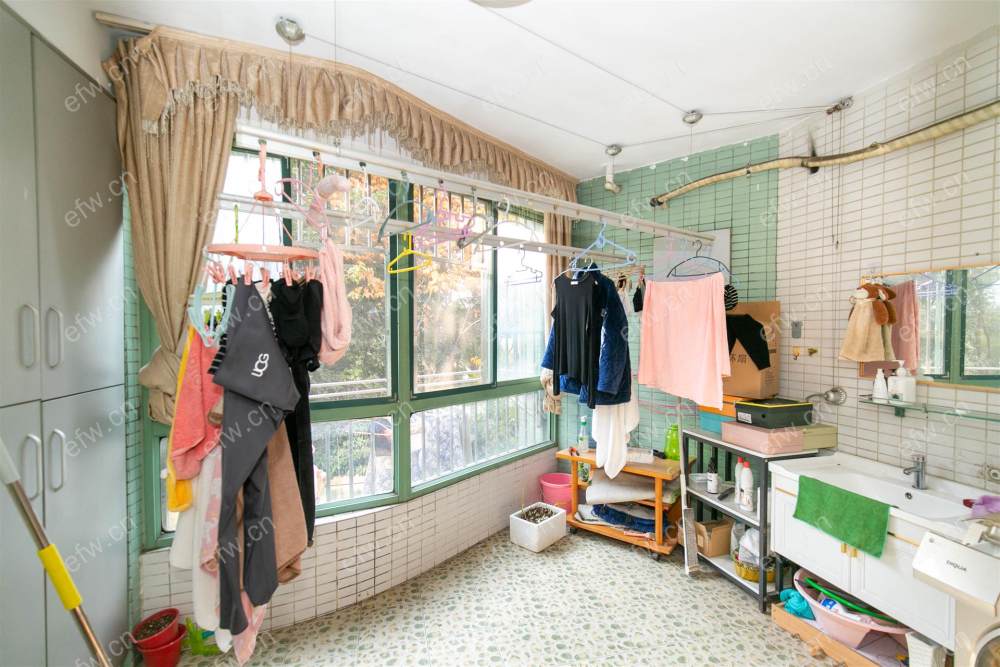village  精装room房 近地铁口  房东诚售