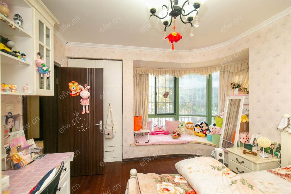 village  精装room房 近地铁口  房东诚售