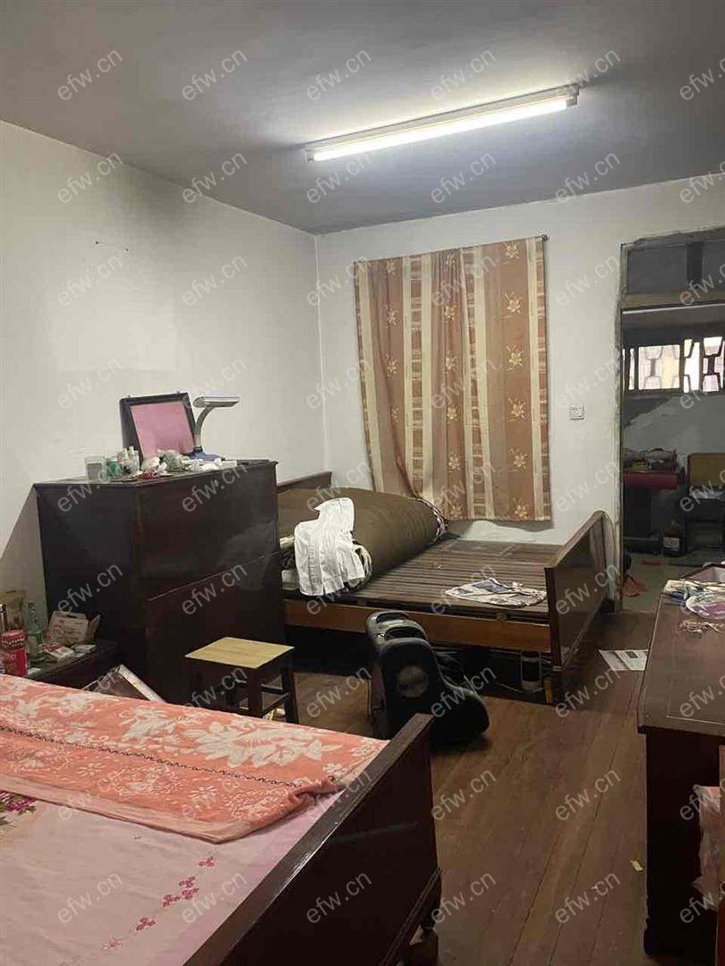 小区进门口位置进出方便，一楼带院子。独门独户，送入户厅和过道使用面积大