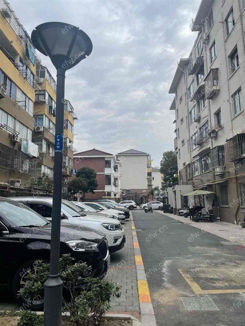 小区进门口位置进出方便，一楼带院子。独门独户，送入户厅和过道使用面积大