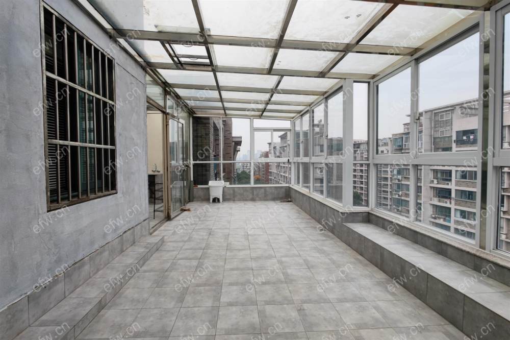 三期顶复保养好，近地铁，出门就是八佰伴