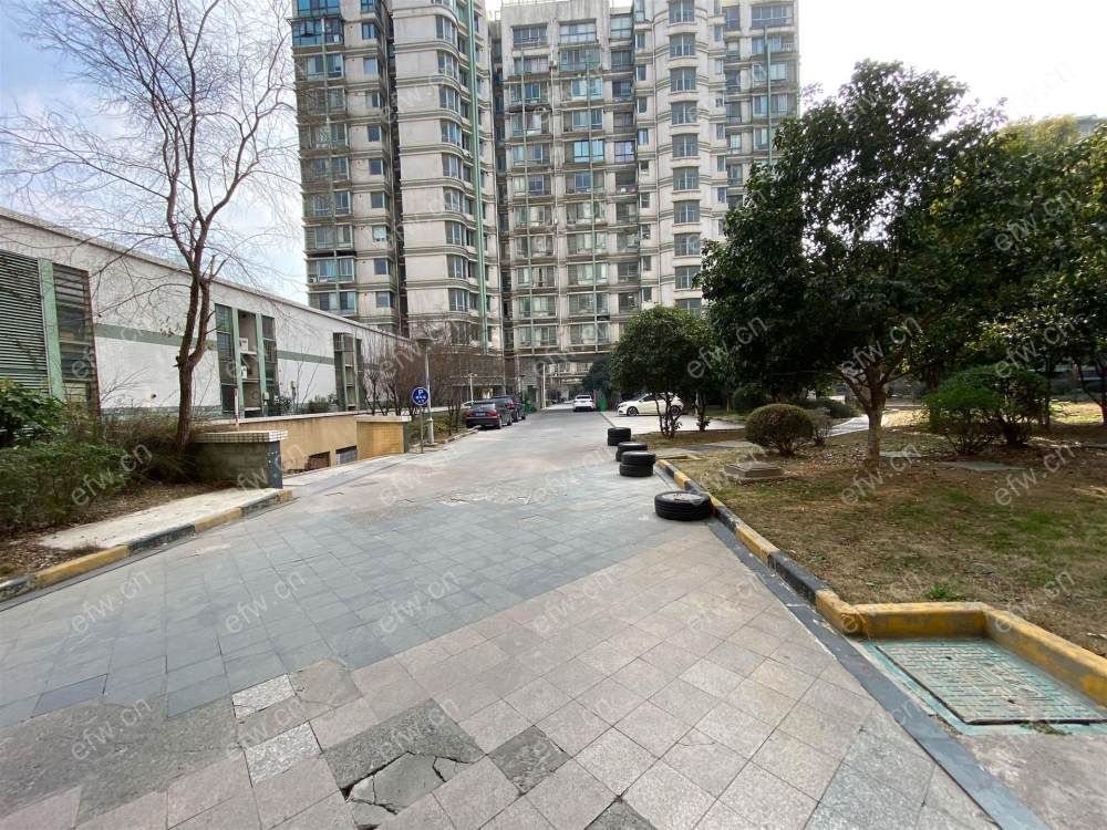 village  精装room房 近地铁口  房东诚售