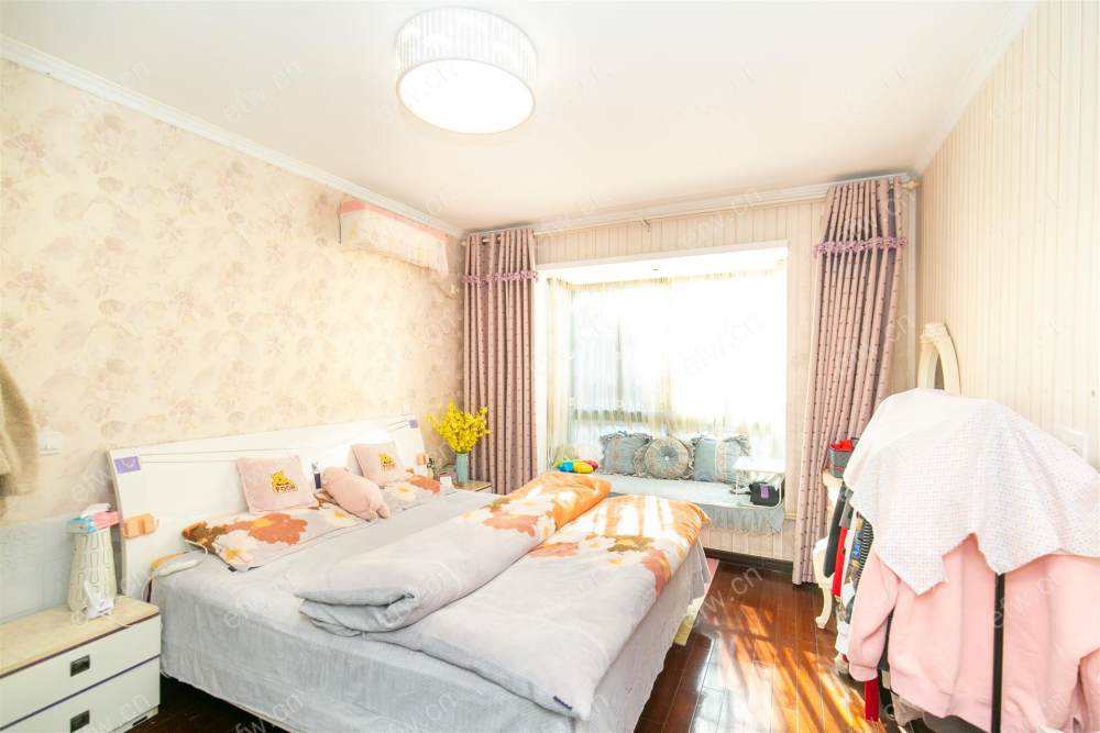 village  精装room房 近地铁口  房东诚售