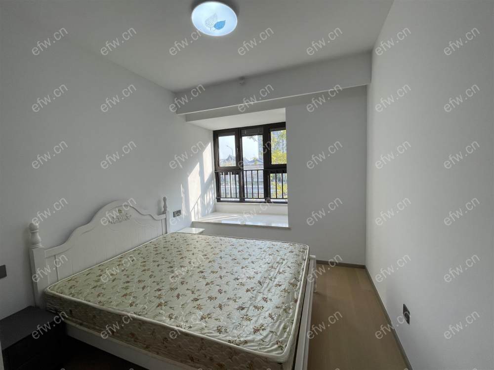 精装洋房4房 拎包入住，看房联系房东密码锁