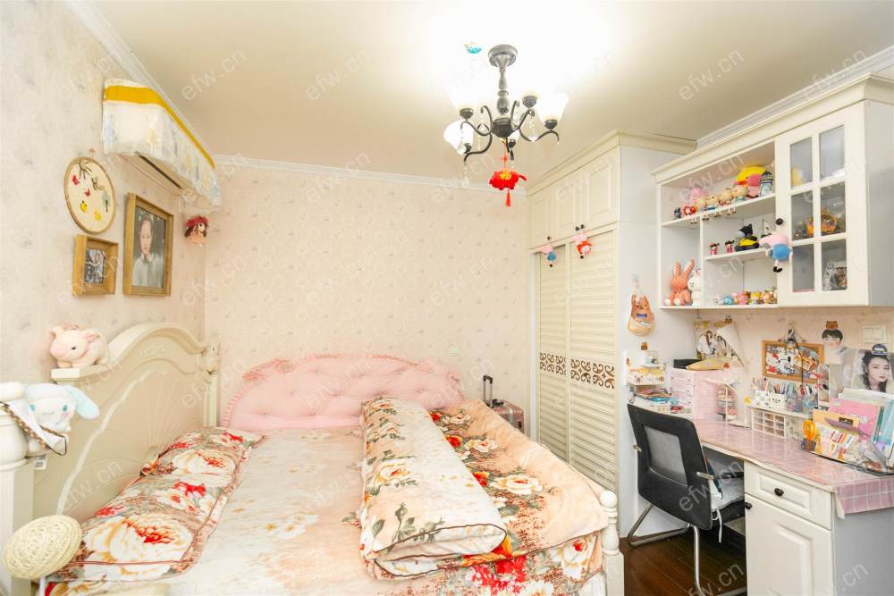 village  精装room房 近地铁口  房东诚售