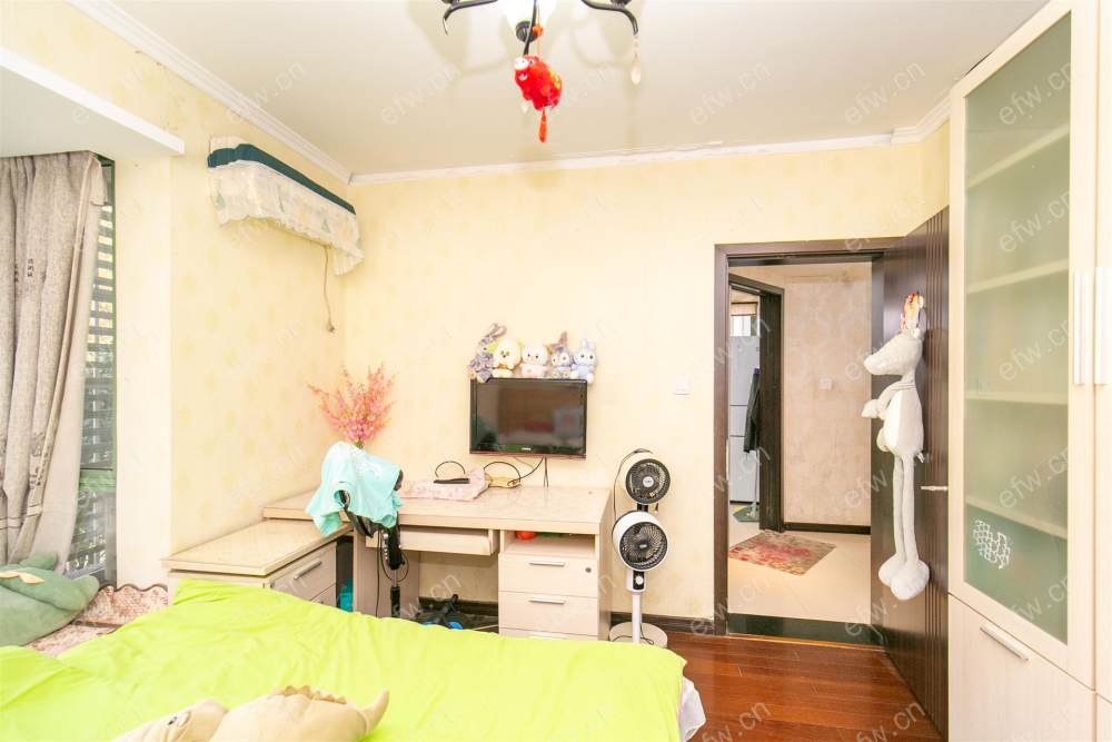 village  精装room房 近地铁口  房东诚售