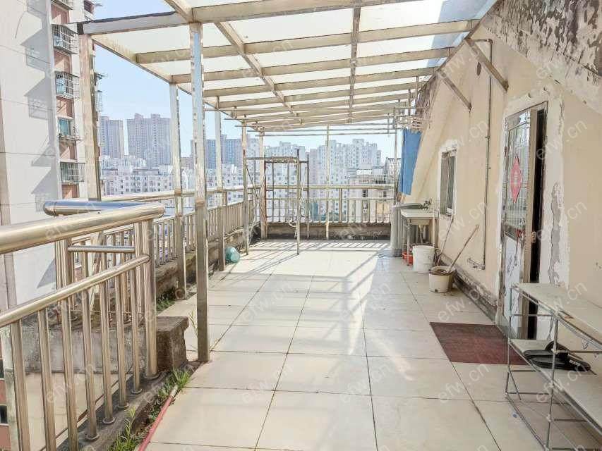 是阁楼的两房带阳光房 拎包入住