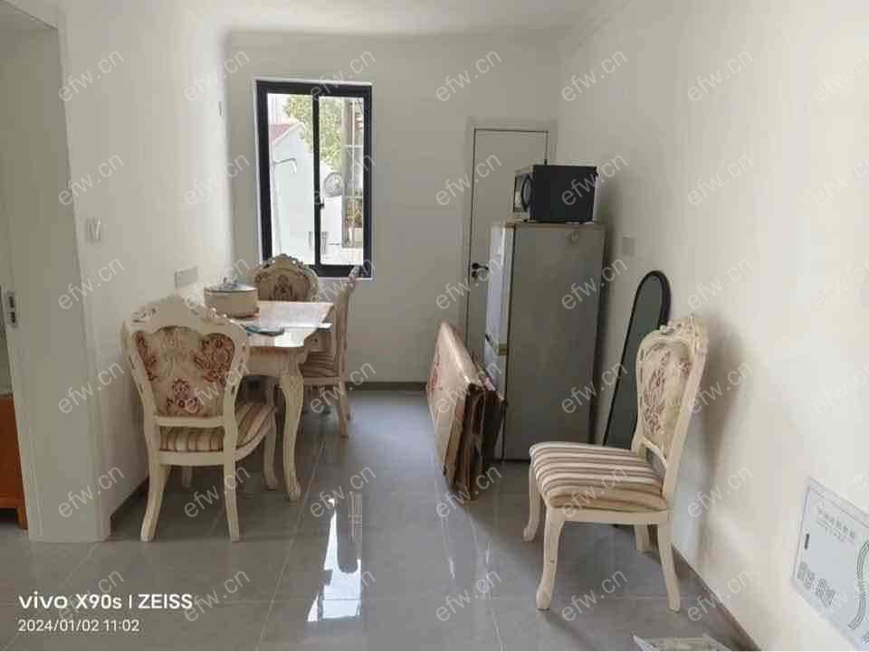 婚装全明东边户room房,village 格局工整合理