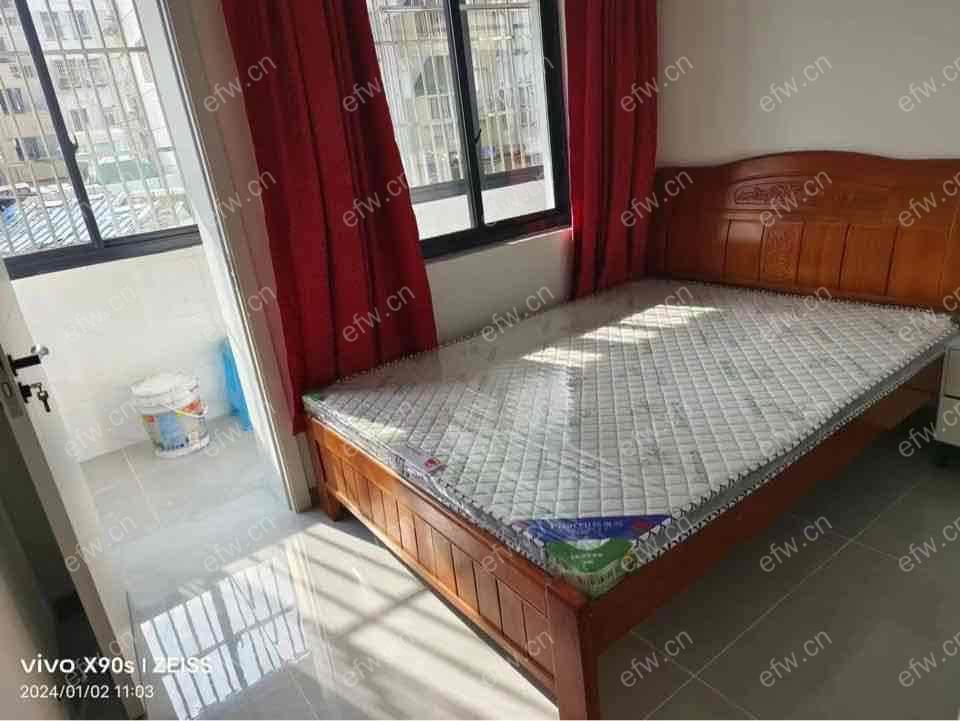婚装全明东边户room房,village 格局工整合理