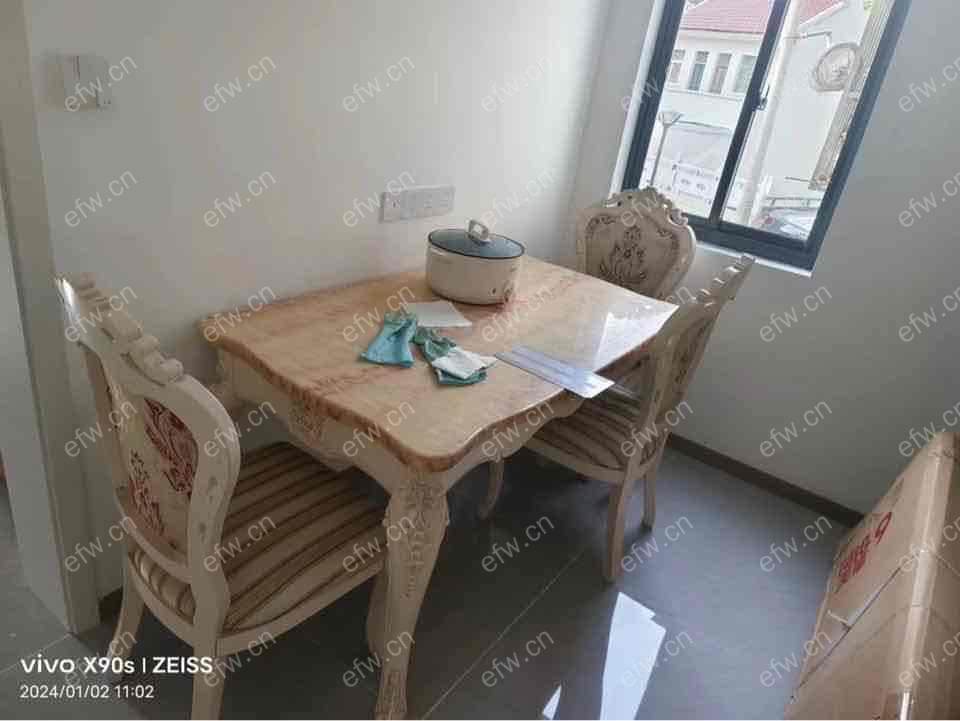 婚装全明东边户room房,village 格局工整合理