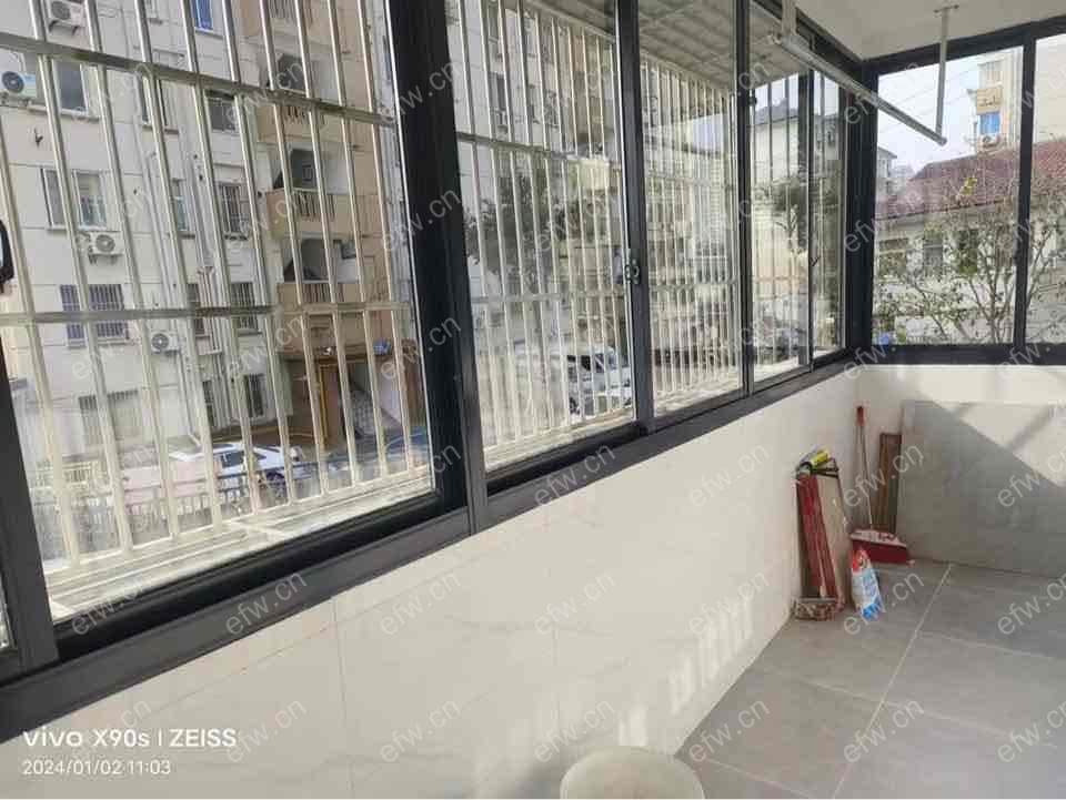 婚装全明东边户room房,village 格局工整合理