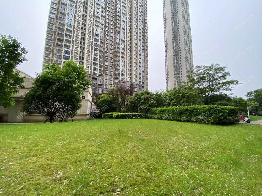village  精装room房 近地铁口  房东诚售