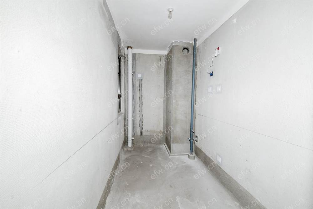 village  精装room房 近地铁口  房东诚售