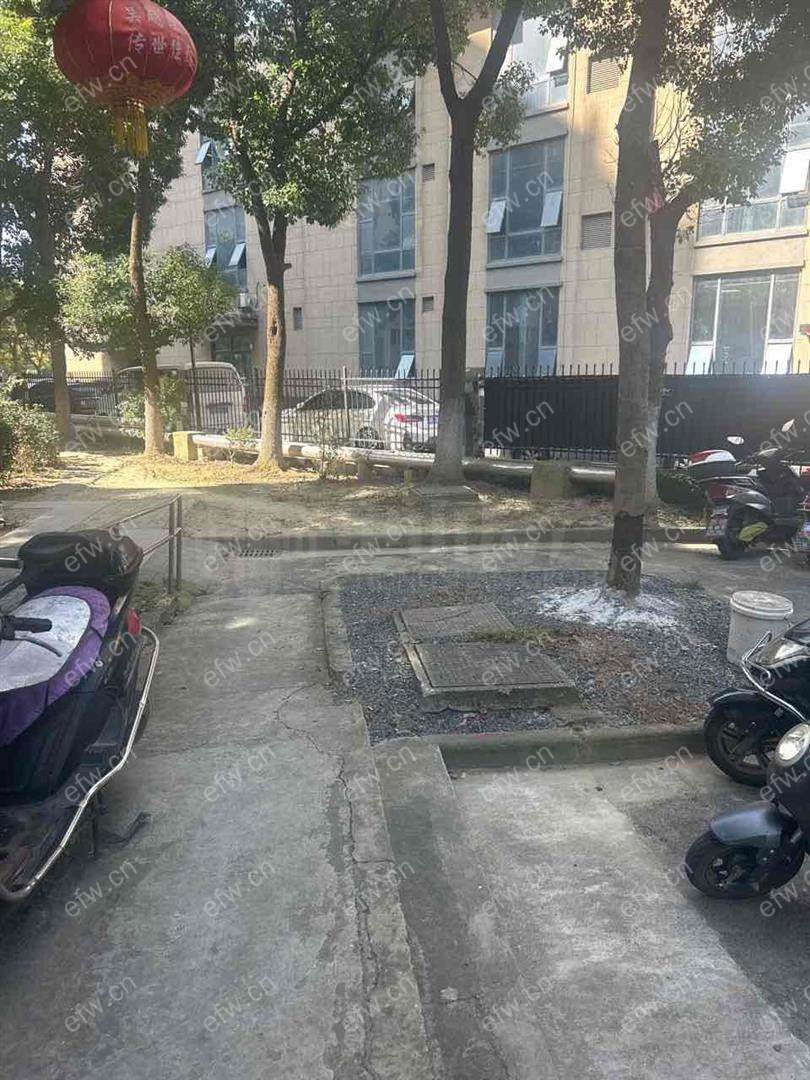 地铁口 简装两房 看房方便