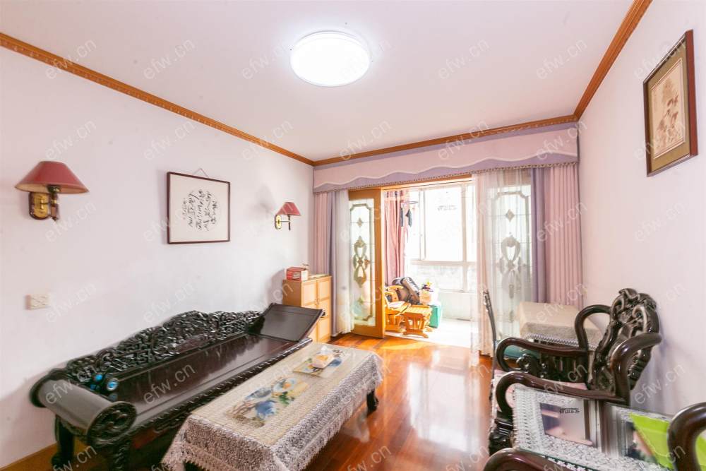 village  精装room房 近地铁口  房东诚售