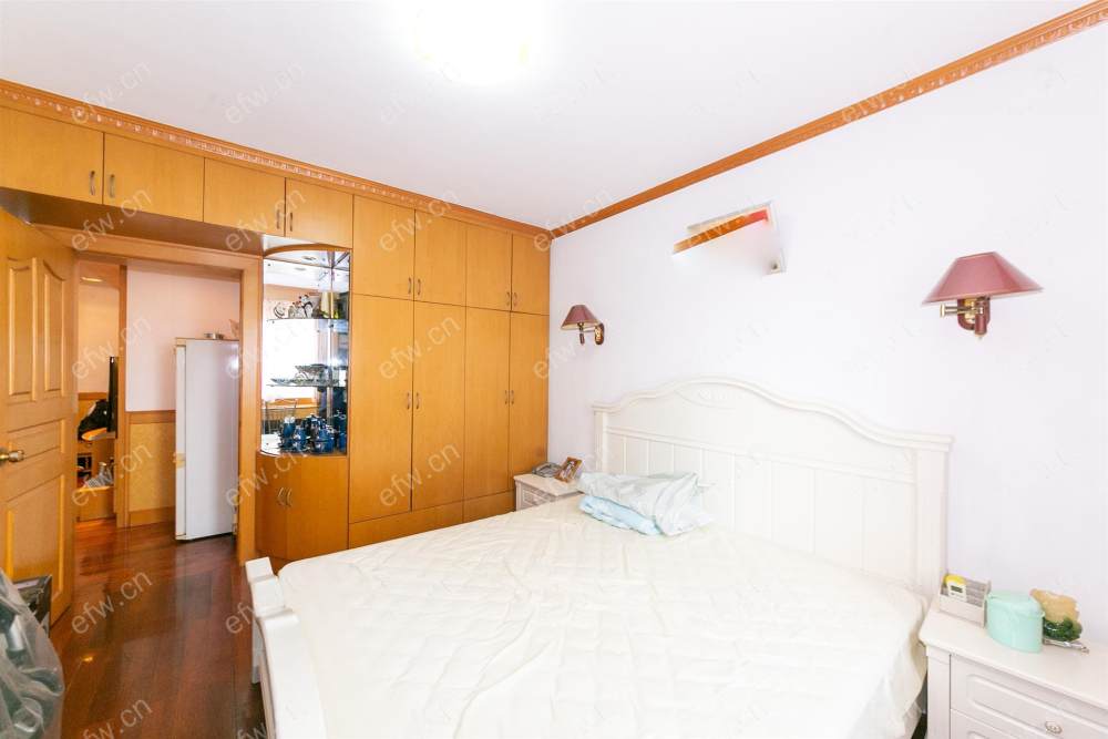 village  精装room房 近地铁口  房东诚售
