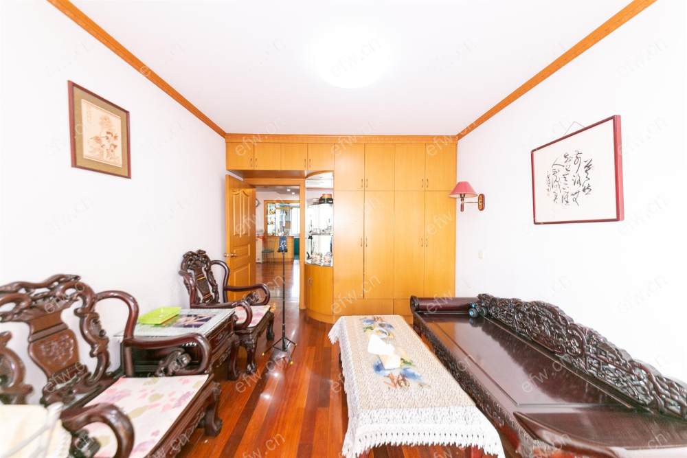 village  精装room房 近地铁口  房东诚售