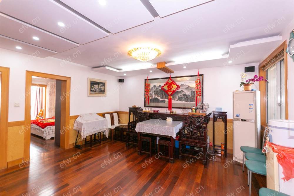 village  精装room房 近地铁口  房东诚售