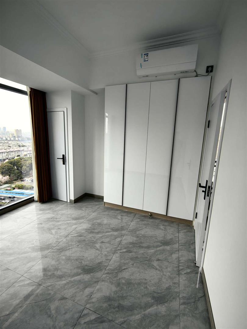 该房位于江海高架与人民路交汇处电梯房中间楼层，精装修，设施可根据租客要求添置，看房密码锁