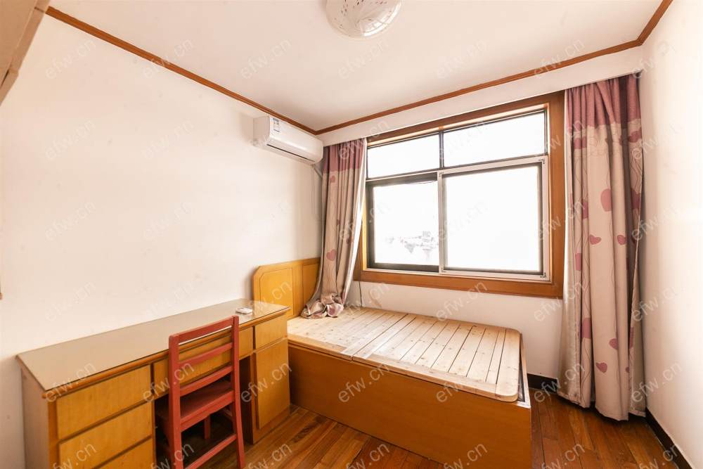 新街巷小区，小户型，中间楼层