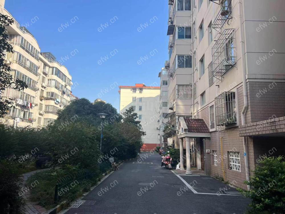 village  精装room房 近地铁口  房东诚售