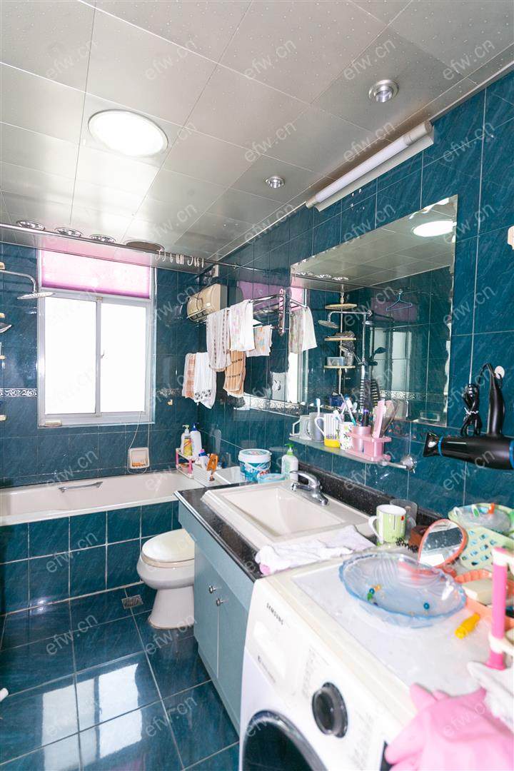 village  精装room房 近地铁口  房东诚售