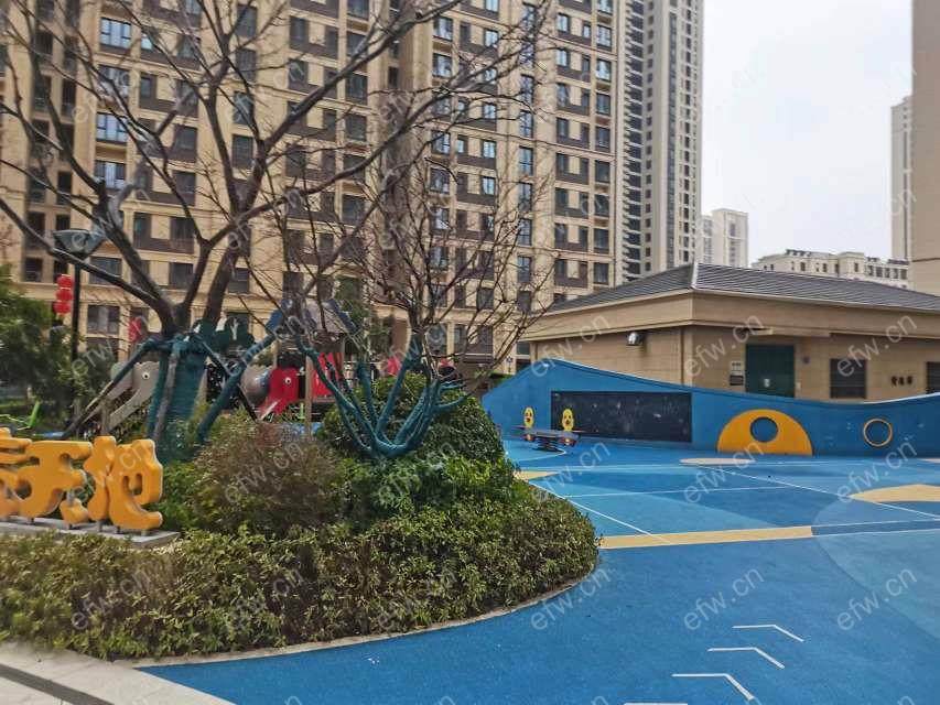 位于四期后排  三开间朝南   精装