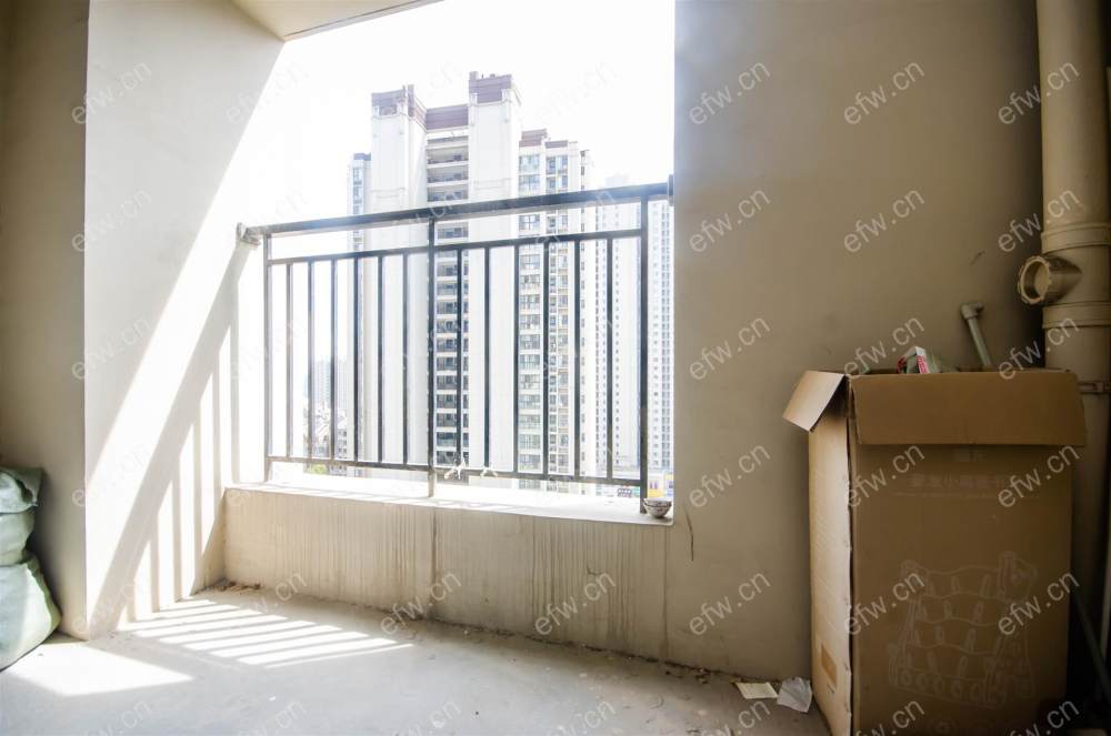 毛坯房          采光好