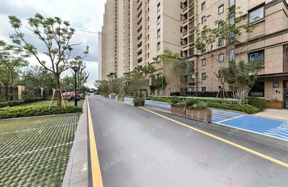 时代城东区后一排 前面洋房 采光好的